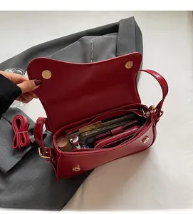 Détail de l'intérieur du sac en cuir rouge montrant sa grande capacité de rangement