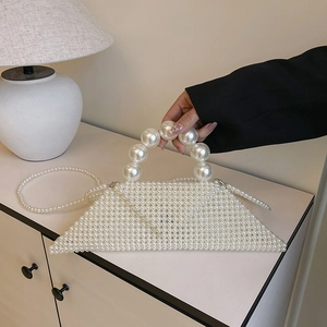 Sac à main élégant en perles blanches avec poignée et bandoulière en chaîne fine