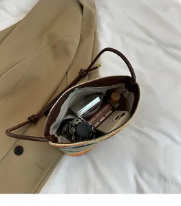 Vue de dessus du sac seau en paille tissée colorée montrant un grand espace intérieur