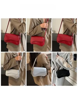 Détails des sacs portés épaule en rouge, argent et noir avec rabat à coupe ondulée