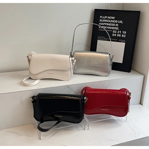 Détails des sacs à bandoulière en cuir verni brillant en blanc, argent, noir et rouge