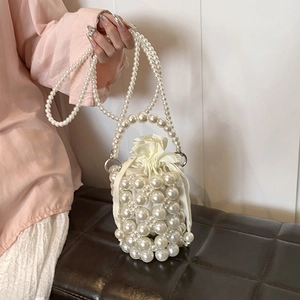 Sac seau perlé à la main avec doublure en satin et deux chaînes de perles amovibles