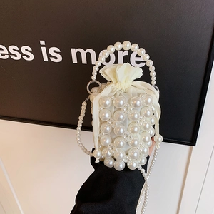 Mini sac seau perlé élégant avec pochette intérieure en satin blanc et bandoulière amovible