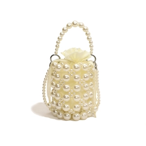 Sac seau élégant en perles avec doublure satinée et poignée sur fond blanc épuré