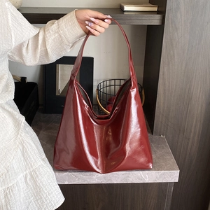 Minimalist burgundy patent leather tote bag with large capacity and wide shoulder strap