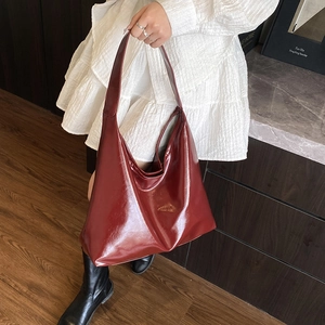 Minimalist large capacity dark wine red patent leather shoulder bag for commuting