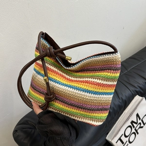 Sac seau en paille rayé coloré avec poignées à nœuds pour les vacances d'été à la mer
