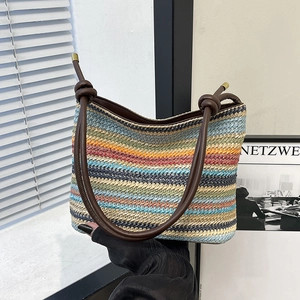 Sac seau en paille tressée à rayures colorées avec bandoulière en cuir marron d'été