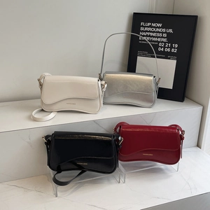 Sac Sous L'Aisselle En Cuir PU Brillant Femmes Retro Sac Bandoulière Mode Rabat Ondulé Boucle Magnétique Minimaliste