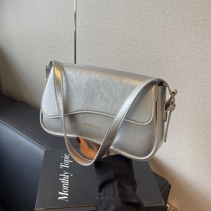 Sac sous les bras argenté minimaliste avec texture plissée et bandoulière réglable