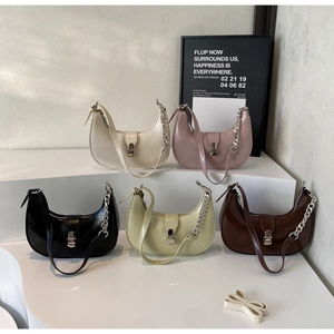 Sac Hobo Demi Lune Sous L'Aisselle Pour Femmes Cuir PU Couleur Unie Chaîne Métal Fermoir Argent Mode Épaule Bandoulière