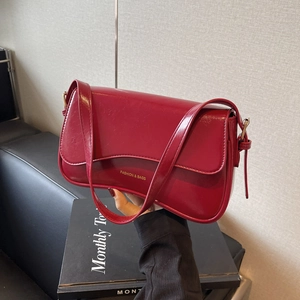 Sac sous l'aisselle vintage en cuir rouge brillant avec boucles dorées réglables