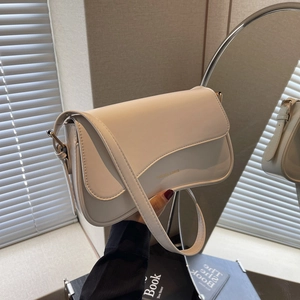 Sac bandoulière minimaliste crème en forme de demi-lune avec texte doré