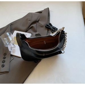 Détail de l'intérieur du sac noir avec doublure marron et poche zippée sécurisée