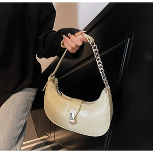 Détail du sac demi-lune vert sauge avec chaîne argentée et fermoir en métal