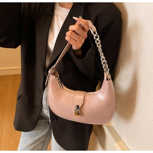 Détail du sac demi-lune rose poudré avec chaîne argentée et cuir PU brillant chic