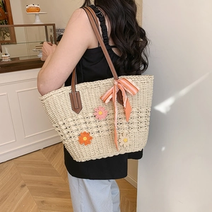 Borsa a spalla in paglia intrecciata con fiori all'uncinetto e foulard in seta sui manici