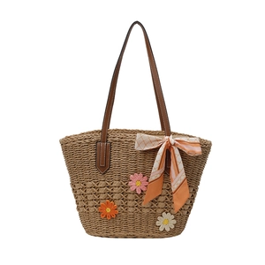 Borsa tote intrecciata a mano con fiori all'uncinetto e manico con foulard di seta