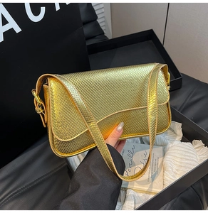 Détail de la texture serpent dorée sur le sac à bandoulière minimaliste chic pour femme