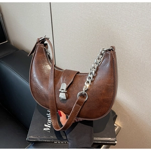Sac sous le bras demi-lune marron foncé en similicuir vintage avec chaîne argentée