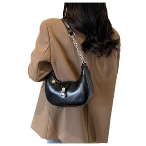 Sac hobo croissant noir minimaliste avec chaîne argentée et cuir synthétique brillant