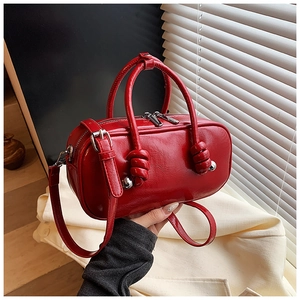 Sac seau minimaliste en cuir rouge brillant avec poignées et détails argentés