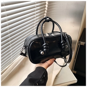 Sac cylindrique en cuir verni noir brillant avec poignées nouées et métal argent