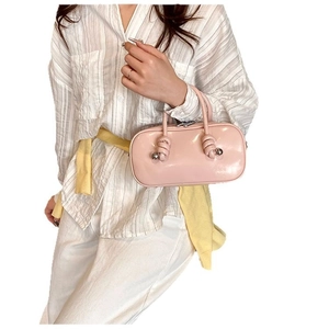 Petit sac carré chic en cuir verni rose avec poignée nouée et zip en métal argenté