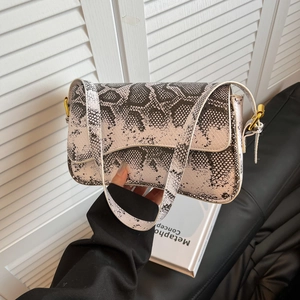 Sac à bandoulière chic à motif serpent noir et blanc avec anneau doré et rabat élégant