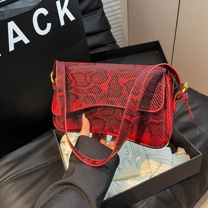 Sac bandoulière chic en cuir rouge à motif serpent avec des détails dorés élégants