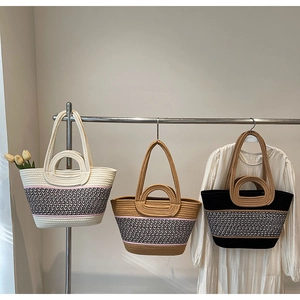 Vue détaillée de sacs cabas tissés en beige, kaki et noir avec doubles poignées