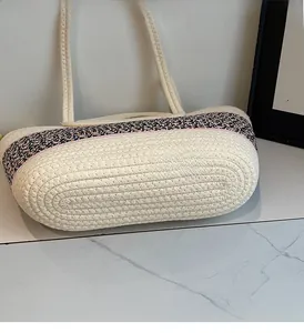 Détail du sac bandoulière tissé à la main avec accents léopard et rayures roses chics