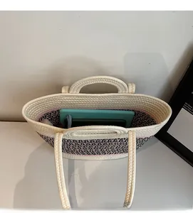 Vue de dessus du sac tissé grande capacité montrant l'espace pour une tablette