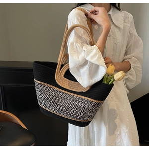 Détail du sac cabas tissé contrasté avec textures tricotées noires et beige