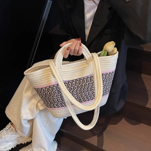 Détail du sac cabas tissé à la main avec motifs contrastés et grand intérieur