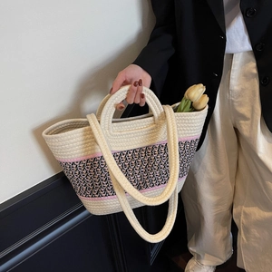 Détail du sac cabas tissé main avec bordure rose et décorations de tulipes jaunes