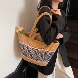 Détail d'un sac à bandoulière tissé avec rayures colorées sur un modèle avec style