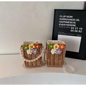Mini sac panier tressé avec fleurs au crochet colorées et anses en perles pour femme