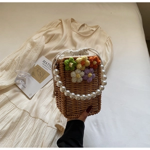 Sac seau tressé à la main avec poignée en perles et fleurs colorées au crochet