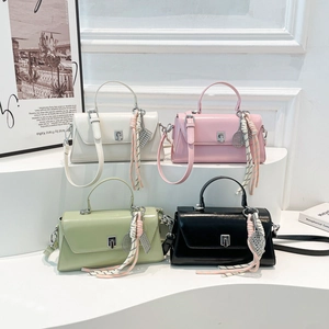 Vintage Glossy PU Leather Women Handbag With Silver Metal Twist Lock And Woven Rope Tennis Racket Pendant Elegant Shoulder Bag