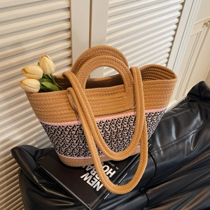 Sac cabas tissé contrasté avec poignées marron et motif coloré orné de tulipes