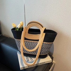 Sac fourre-tout tissé contrasté en noir, blanc et marron avec anses en corde