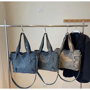 Drei Vintage-Tragetaschen aus mattem Wildlederimitat in Blau, Grau und Khaki mit Nieten