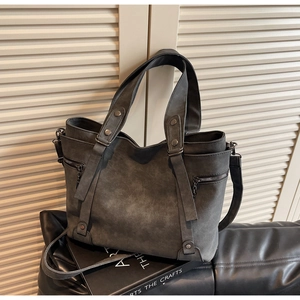 Details einer dunkelgrauen Vintage-Tragetasche mit Reißverschlüssen und Metallnieten