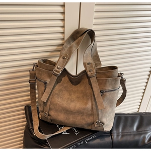 Detailaufnahme der braunen Vintage-Tasche aus Kunstleder mit Nieten und Seiten-Reißverschluss