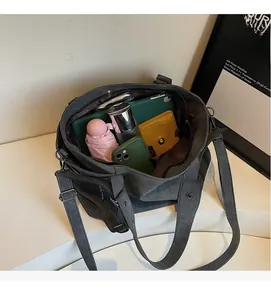 Innenansicht mit großem Fassungsvermögen und Staufächern des Canvas-Rucksacks