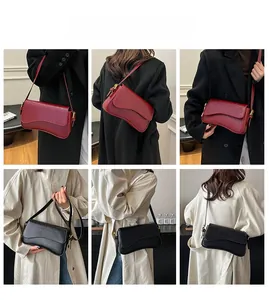Vue détaillée du sac à bandoulière tissé en bordeaux et noir avec texture animale et rabat