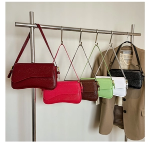 Détail des textures de sacs en cuir tressé en bordeaux, rose, vert, blanc et noir