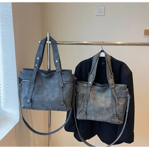 Detailansicht zweier Vintage-Taschen aus Kunstleder mit Reißverschlüssen und Nieten