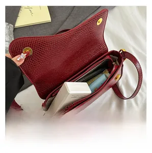 Vue détaillée de l'intérieur spacieux d'un sac bordeaux à motif crocodile chic